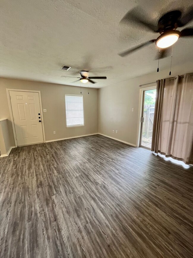 Building Photo - 2 Bedroom, 1 bath deplux, near shopping
