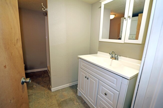 Building Photo - 523 E Jackson Ave