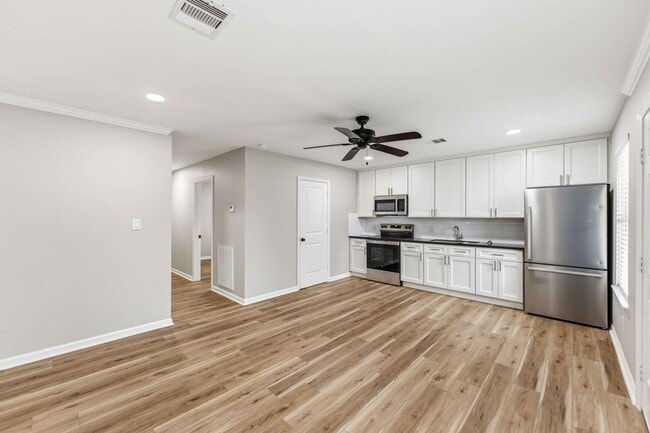 Building Photo - 1121 Edgewood Dr