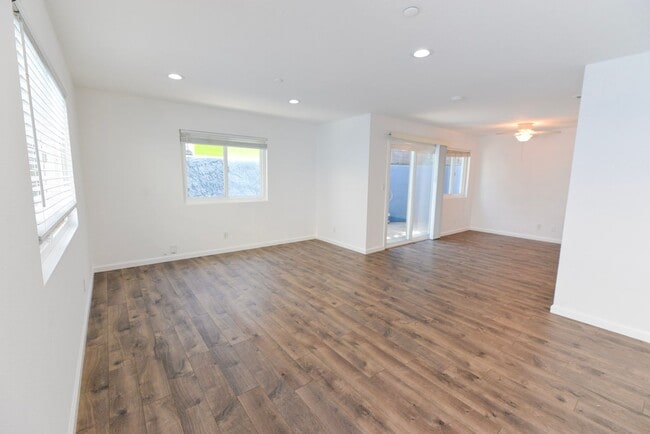 Building Photo - 257 Avenida Victoria