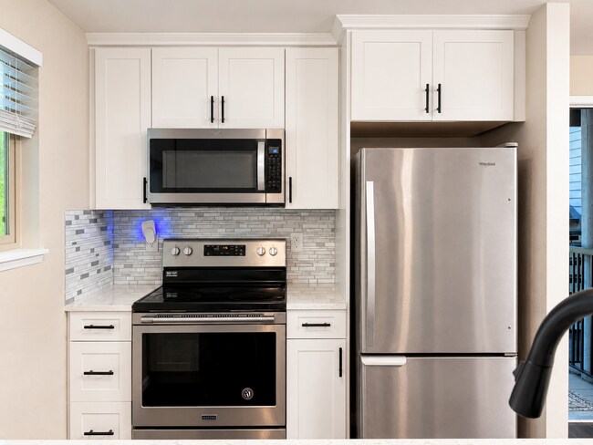 Foto del edificio - Modern Wooded Condo with Upgraded Kitchen & Private Deck