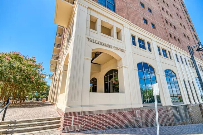 Foto del edificio - 215 W College Ave