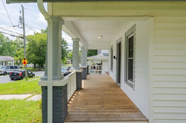 Foto del edificio - Cozy 3-Bedroom Home with Classic Charm in ...