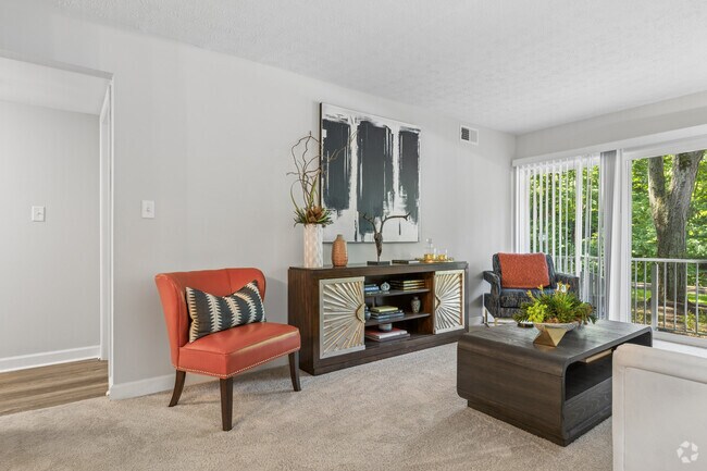 1BR, 1BA - 750SF - Living Room - Worthington Gardens Apartments