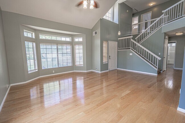Building Photo - 5 Bedroom Home with Pool in Palmdale.