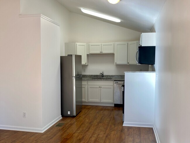 Kitchen with all stainless steel appliances - 1424 Lischey Ave