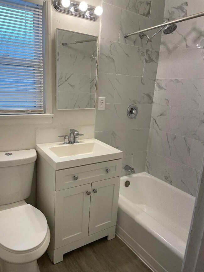 Baño - 14156 Calvert St