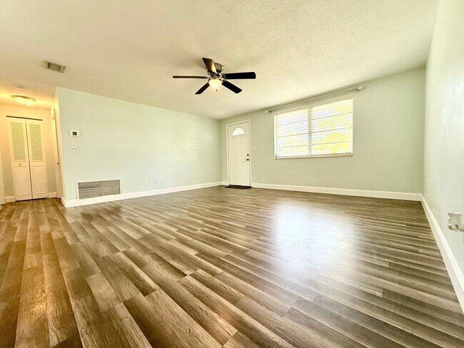 Foto del edificio - Relaxed Florida living at this 3Bedroom/ 2bath home in the Heart of Daytona Beach!