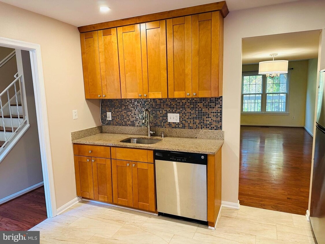 10028 Maple Leaf Dr, Gaithersburg, MD 20886 Townhome Rentals in