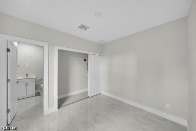 Building Photo - 462 Lampion Ave S