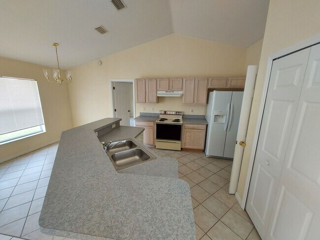 Foto del edificio - 130 Juniper Loop Cir
