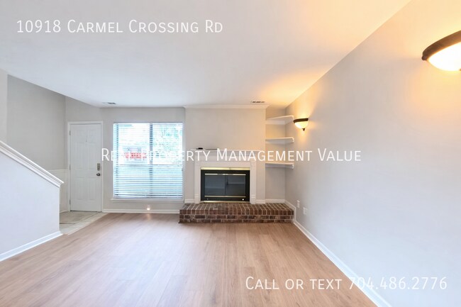 Foto del edificio - 10918 Carmel Crossing Rd