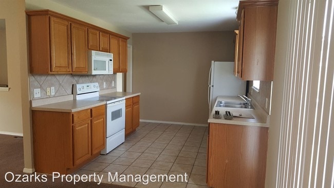 Building Photo - 3 br, 2.5 bath House - 496 Woodlands dr East