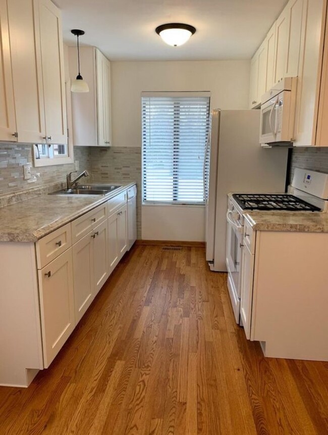 Building Photo - 5S731 Meadow Lake Ct