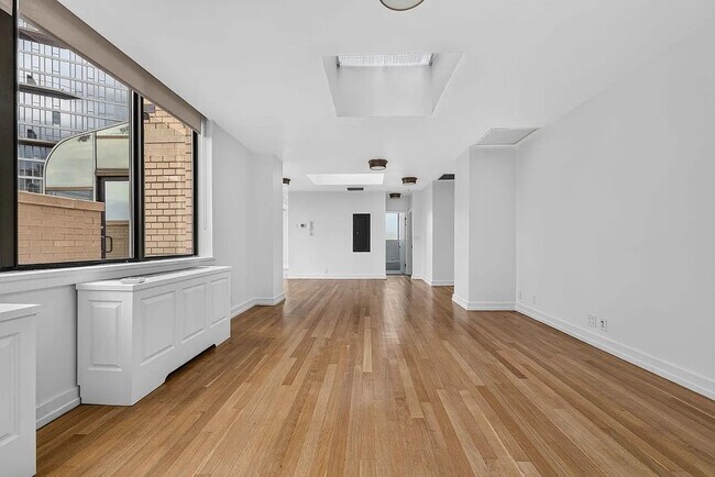 Building Photo - 245 E 44th St