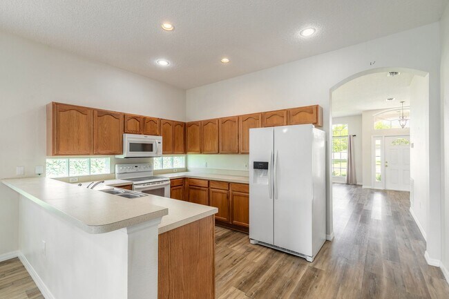 Foto del edificio - ENTER THE GATES TO TRANQUIL LIVING ! CALL OR TEXT LINDA PATTI 386.837.2882