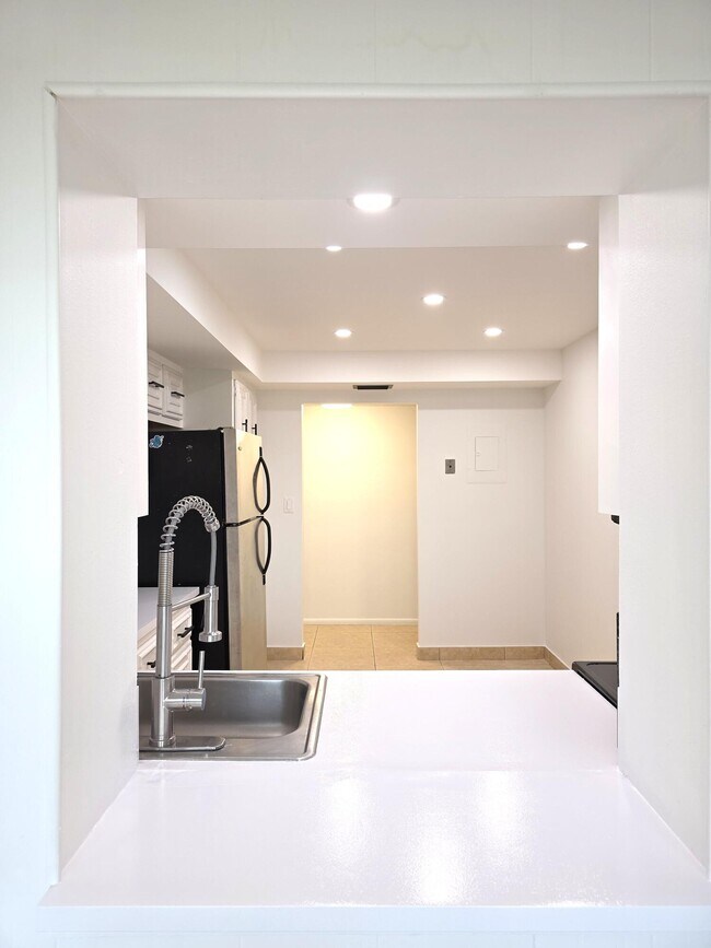 Building Photo - 800 Parkview Dr