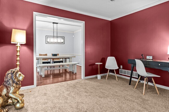 Building Photo - Prime Time Normal Town Living Home!