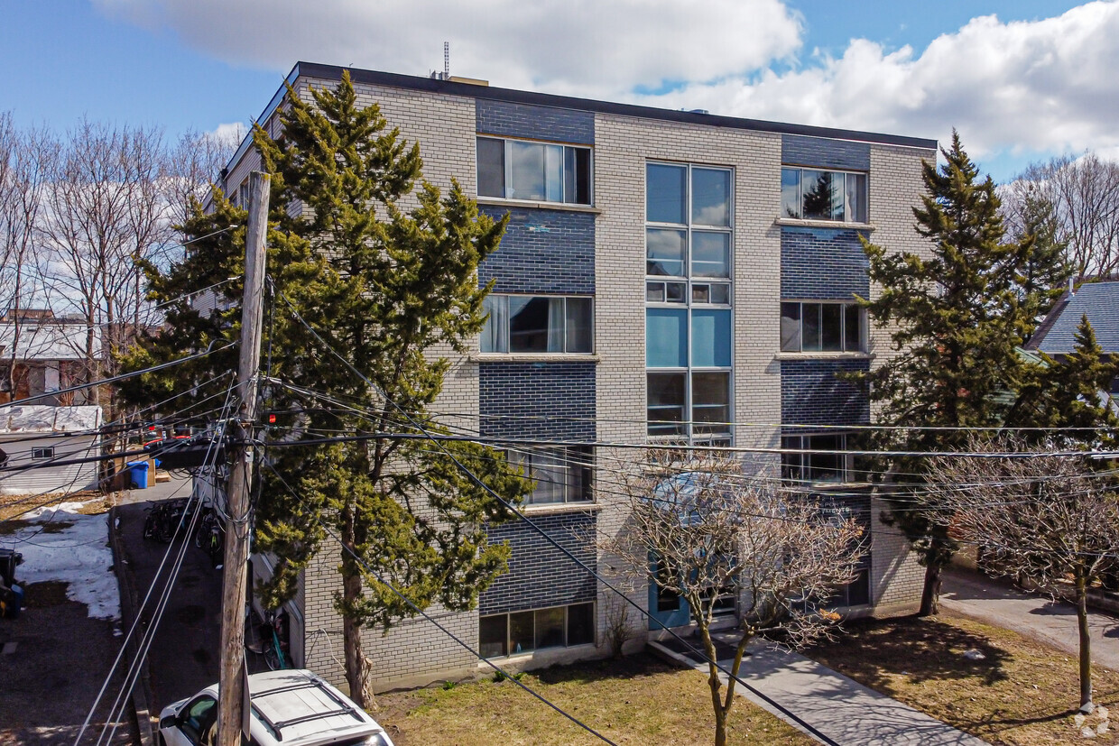 Building Photo - 261 Breezehill Ave S