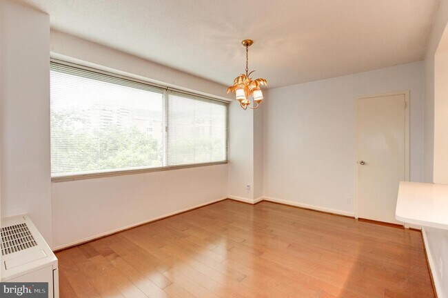 Foto del edificio - 5500 Friendship Blvd