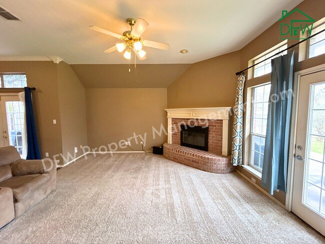 Building Photo - Inviting 3BR/2BA Home with Spacious Backyard for Lease in Fort Worth