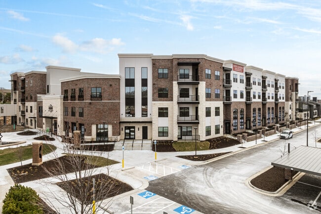 Building Photo - IKON at Promontory