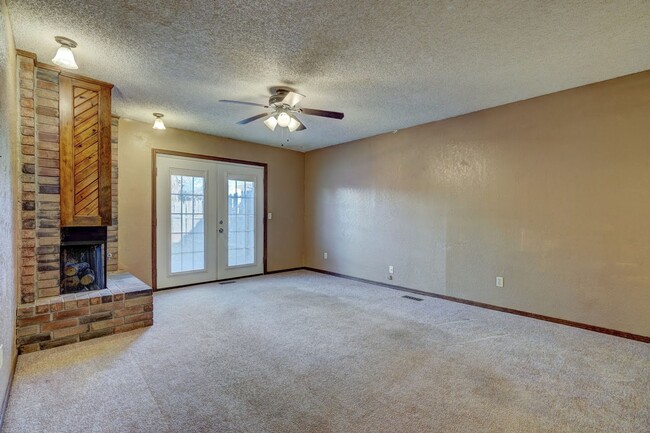 Foto del edificio - 3 Bedroom 2 bath duplex in SW OKC!