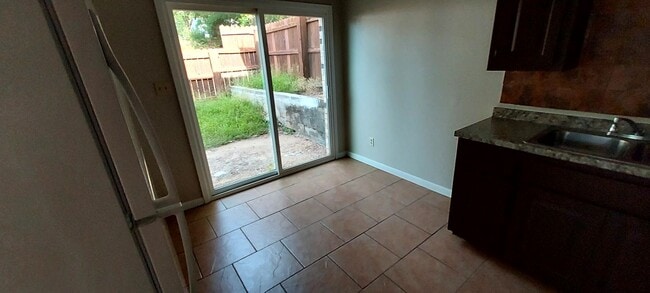 Building Photo - Charming 2-Bedroom Townhouse in Prime Loca...