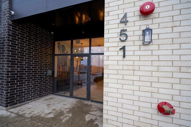 Building Photo - 503 E Pershing Rd