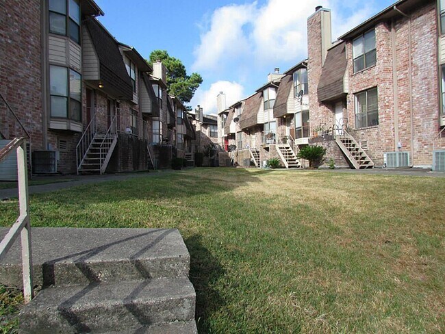 Foto del edificio - 2103 Place Rebecca Ln