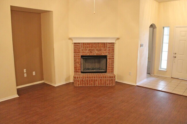 Foto del edificio - 4 Bedroom 2 Bath home for Lease
