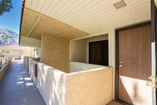 Building Photo - Palm Springs Villas II 1 bed / 1 bath condo