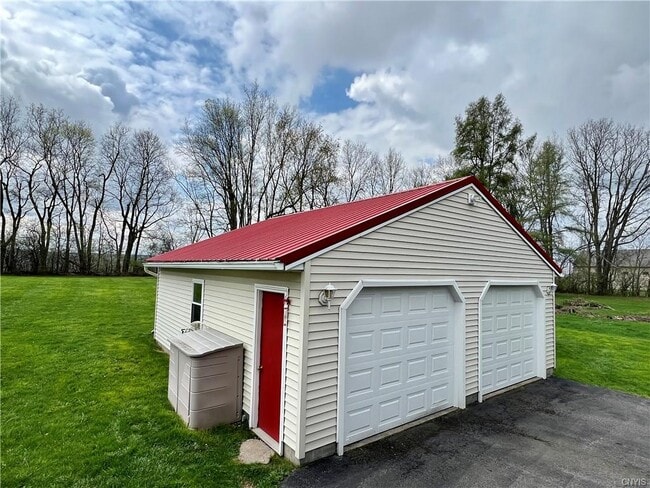 Garage - 2010 W Genesee Tpke