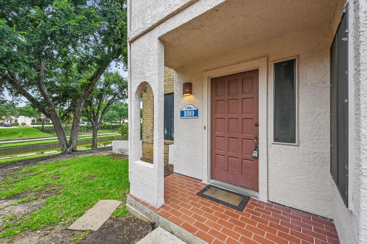 Primary Photo - Beautiful 3 Bedroom Condo Overlooking The ...