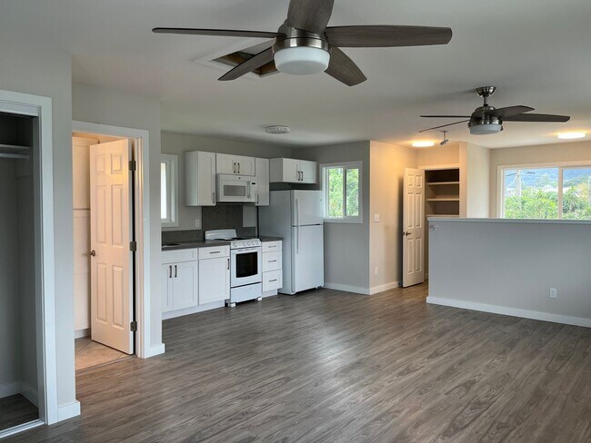 Foto del edificio - Kaneohe Area - Studio with 1 parking - Avail now!