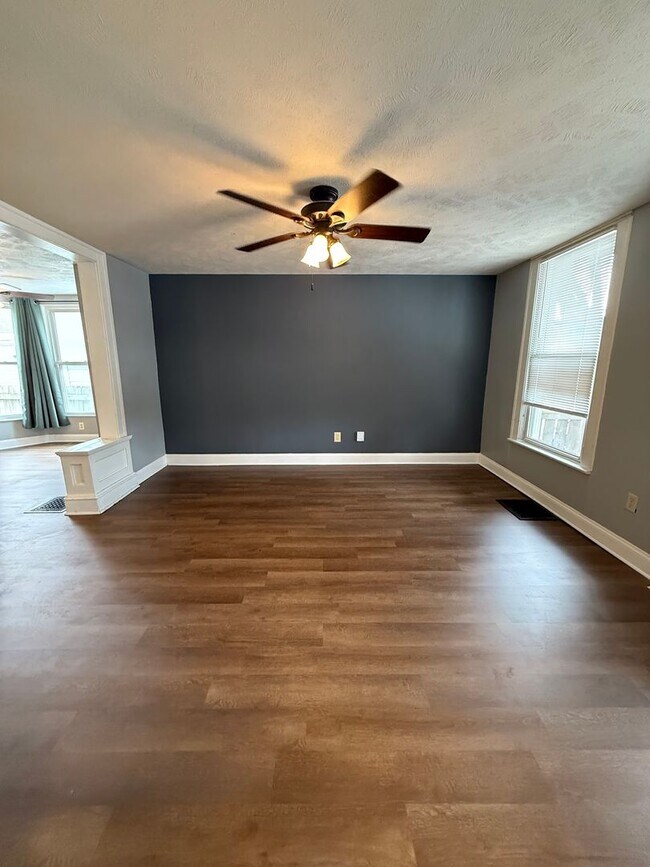 Foto del edificio - Spacious 4-Bedroom Home with Huge Fenced Backyard!