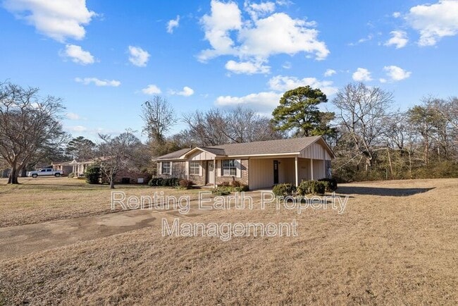 Building Photo - 704 3rd St