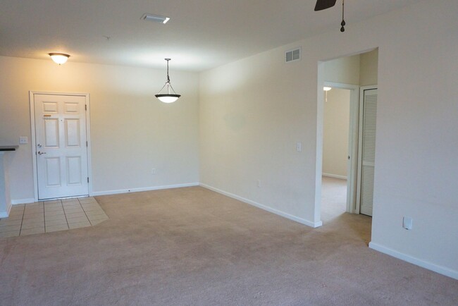 Building Photo - Lake view 3/2 condo convenient to Town Center