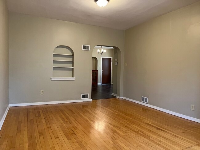 Building Photo - 352 E Rosedale Ave