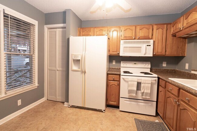 Foto del edificio - 4658 Fawnbrook Cir