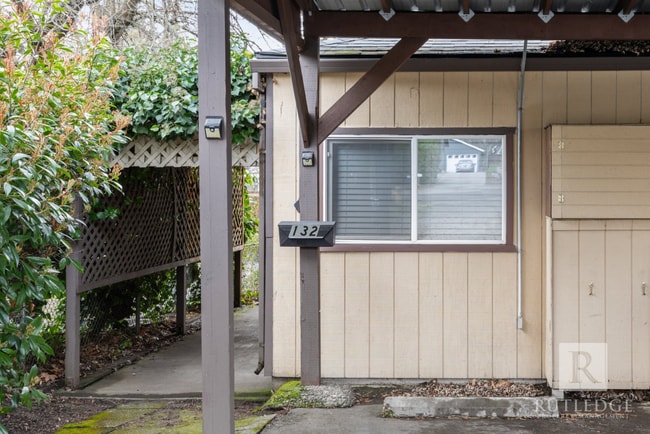 Building Photo - FULLY FURNISHED, Charming Short Term Rental!