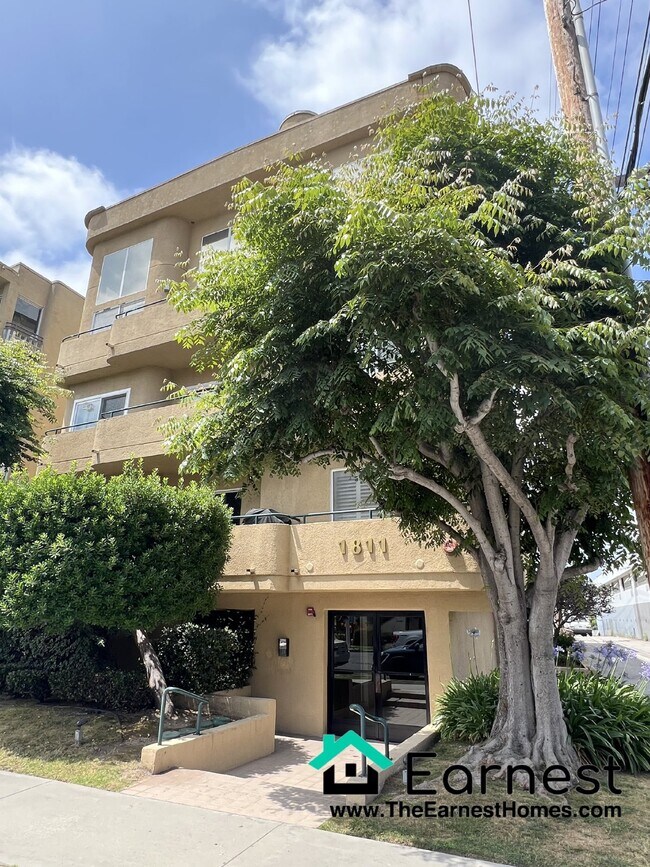 Building Photo - 3 + 3 Spacious Condo in Prime Westwood Loc...