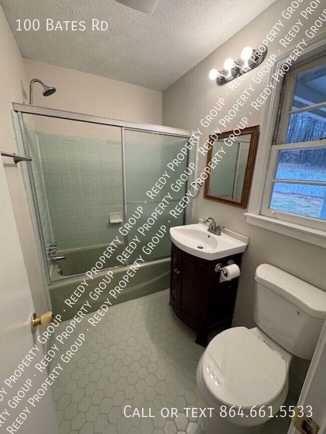 Foto del edificio - 100 Bates Rd