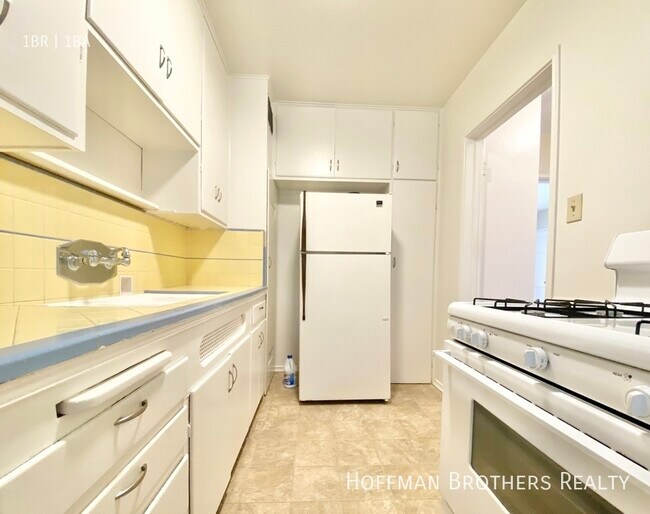 Foto del edificio - 8260 Blackburn Ave