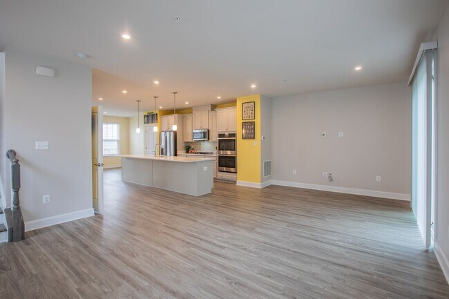Building Photo - Elegant 3 BR/4.5 BA EOG Townhome in Hanover!