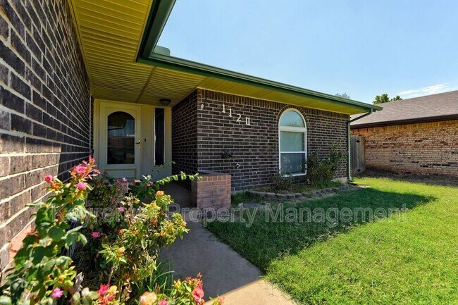 Building Photo - 1120 Kings Ct