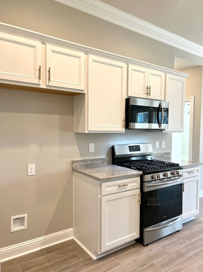 Building Photo - 3BED/2BATH Home for Lease in Silver Oaks S...