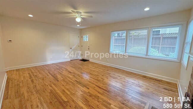 Building Photo - Remodeled 2 BD | 1BA Duplex - First Edition Lake Oswego