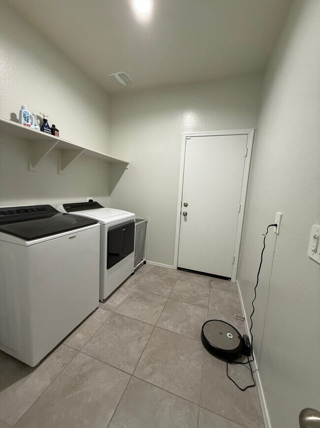 Laundry Room W/Garage Access - 5286 E Gummite Dr