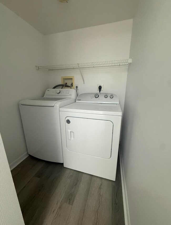 Foto del edificio - 100 Crestwood Ct N